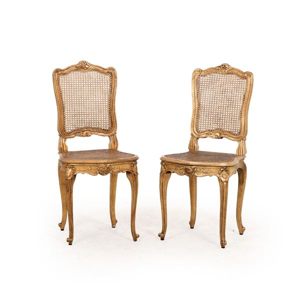 Coppia di seggioline in legno intagliato e dorato in stile settecentesco