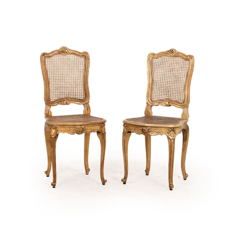 Coppia di seggioline in legno intagliato e dorato in stile settecentesco  - Auction Antiques - Cambi Casa d'Aste