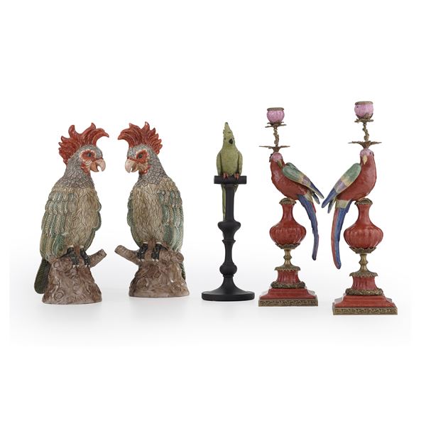 Coppia di pappagalli in ceramica, piccolo pappagallo e coppia di candelieri con pappagalli