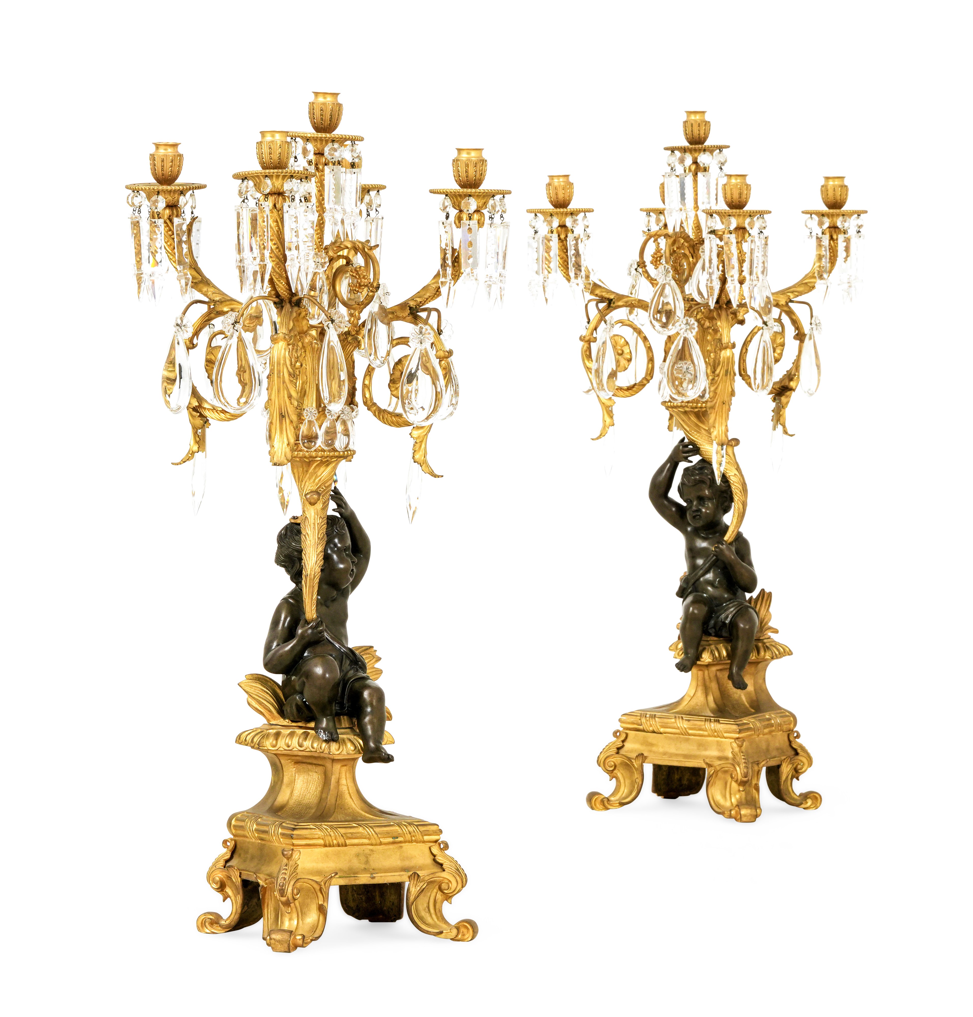 Coppia di Candelabri a Cinque Luci in Bronzo Dorato e Patinato. XX Secolo