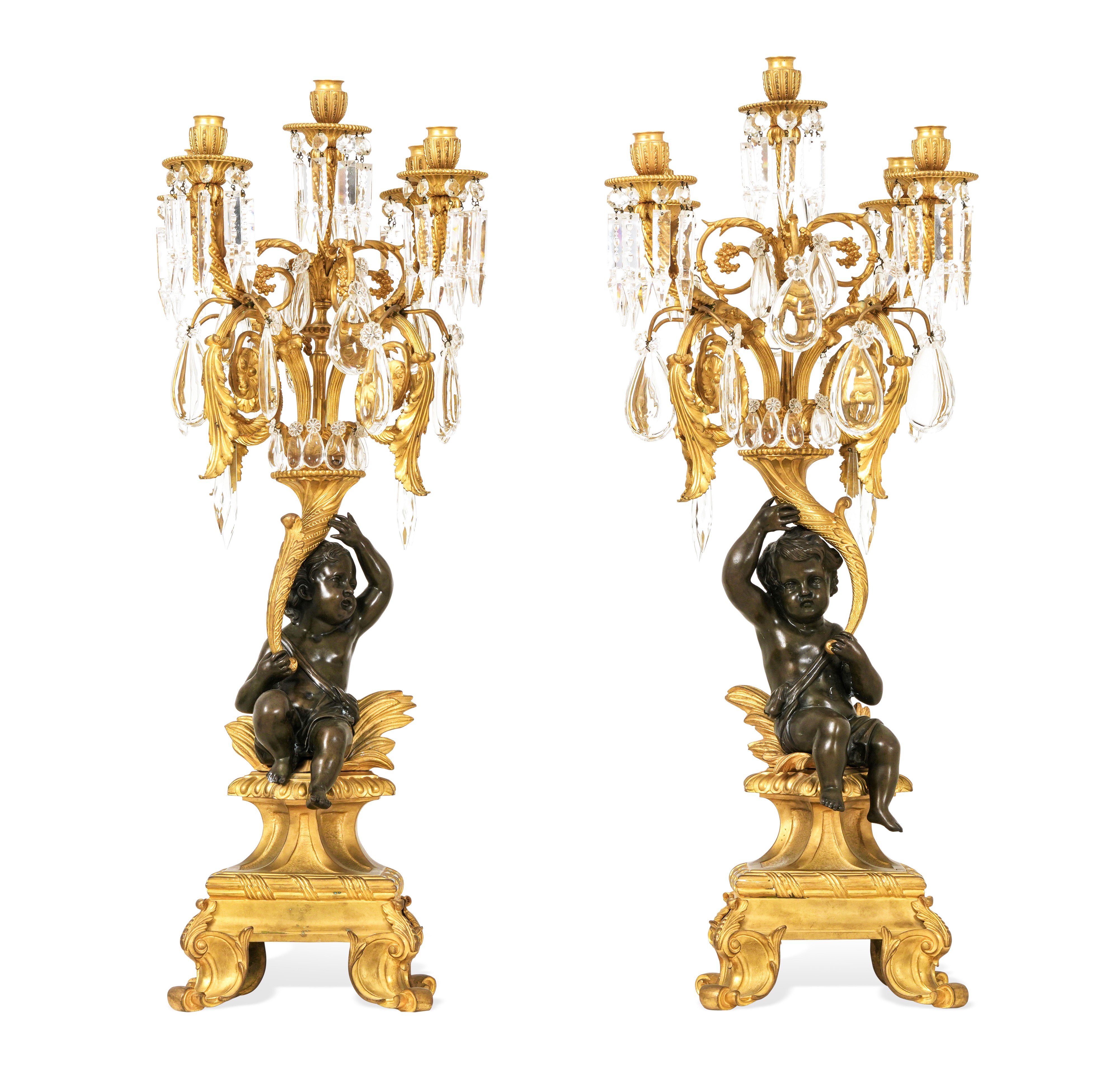 Coppia di Candelabri a Cinque Luci in Bronzo Dorato e Patinato. XX Secolo
