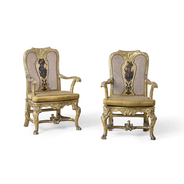 Coppia di poltrone in legno intagliato, dipinto e dorato
