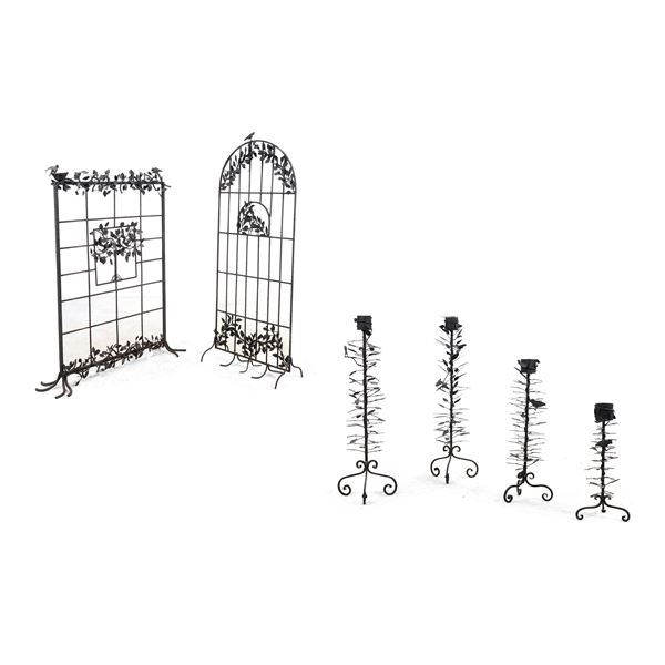 Due grate da terra e quattro candelieri in ferro battuto