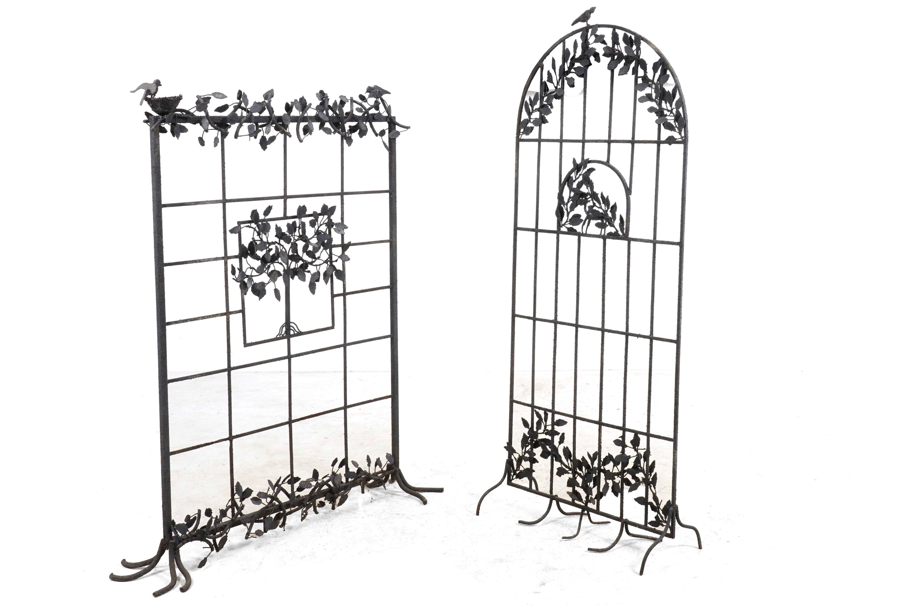 Due grate da terra e quattro candelieri in ferro battuto