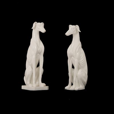 Due sculture a foggia di levriero, materiale plastico