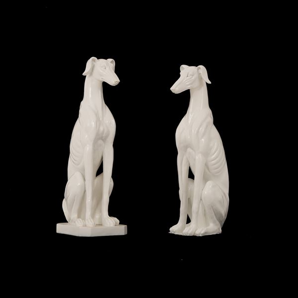 Due sculture a foggia di levriero in materiale plastico