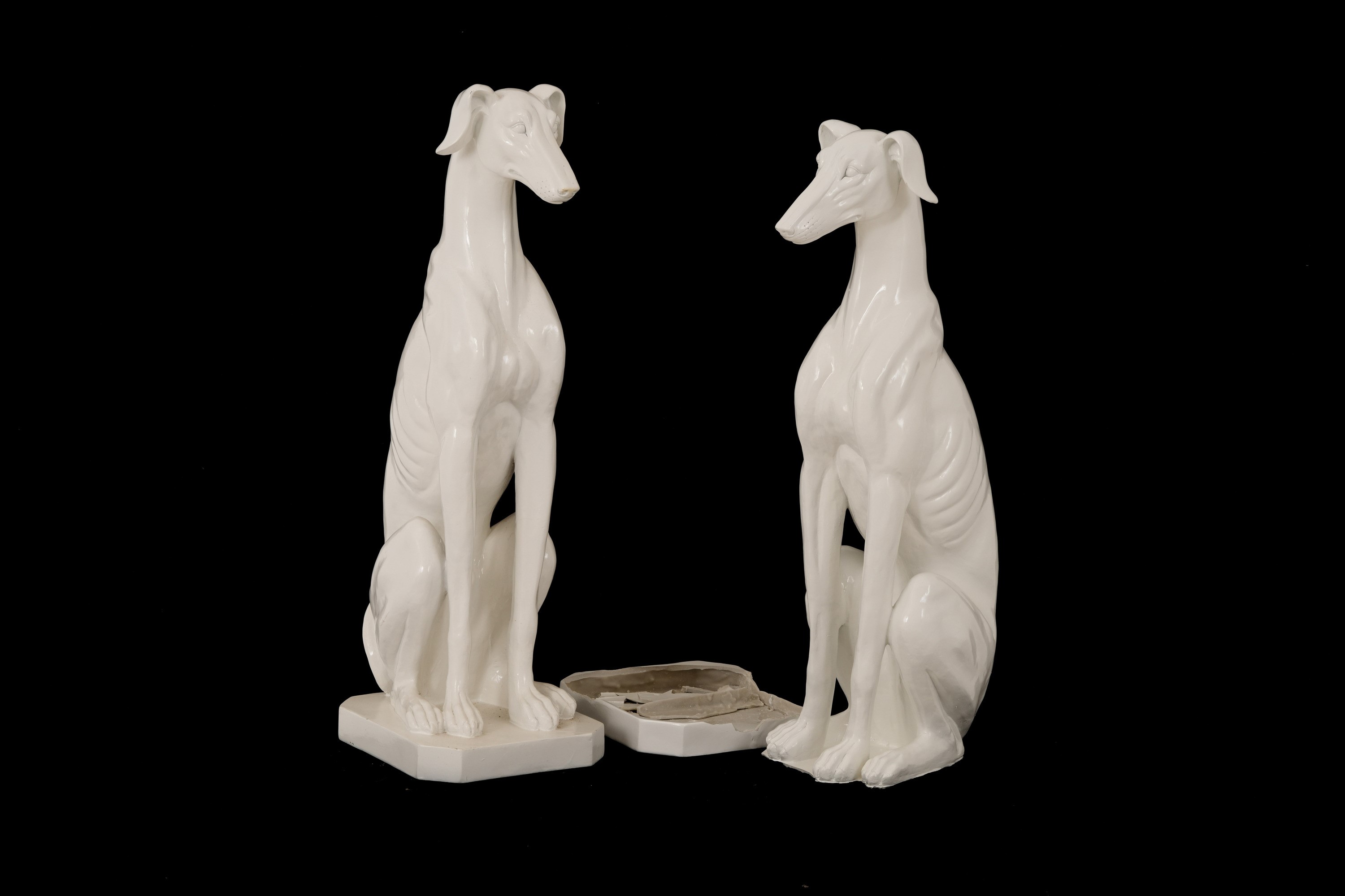 Due sculture a foggia di levriero, materiale plastico