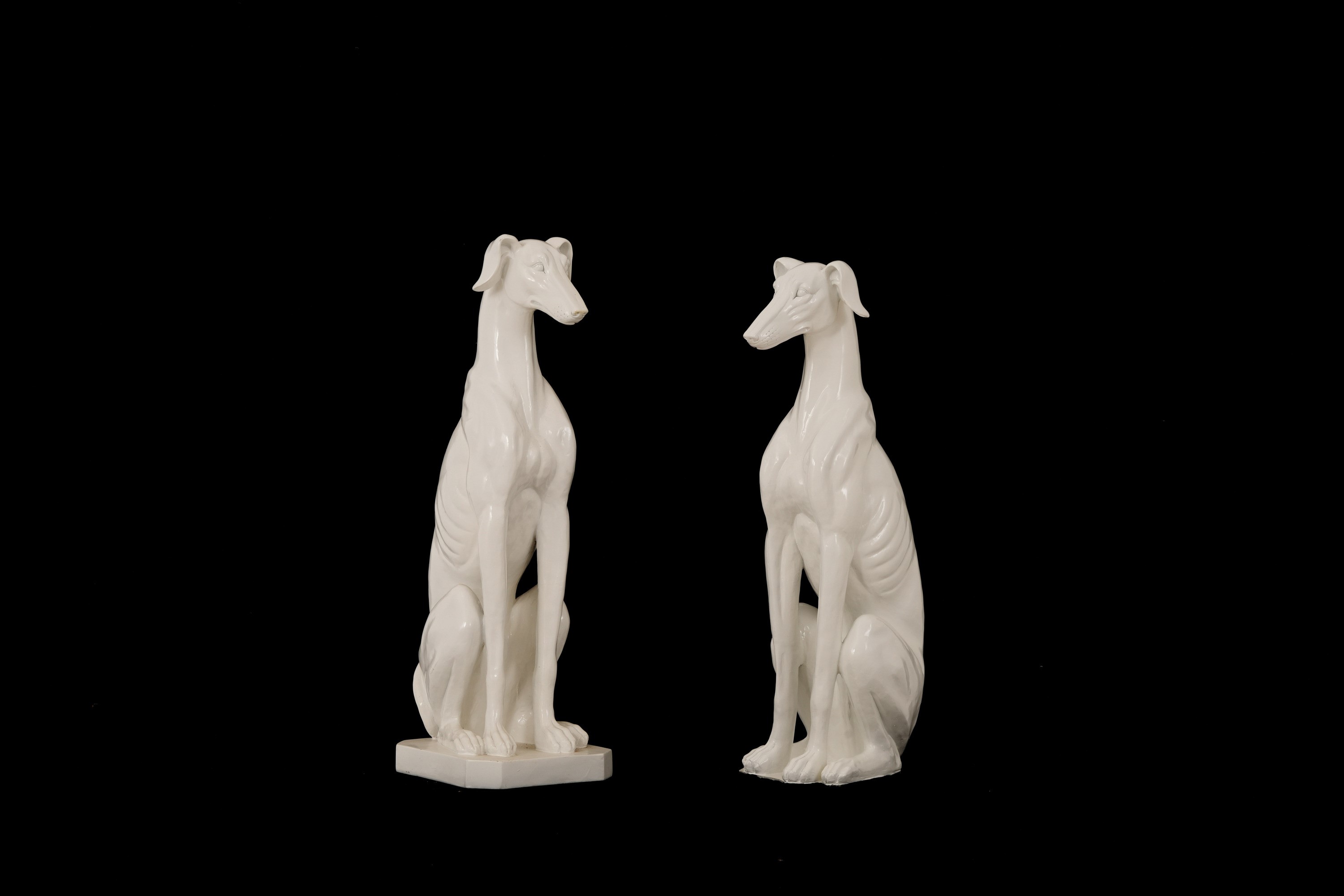 Due sculture a foggia di levriero, materiale plastico
