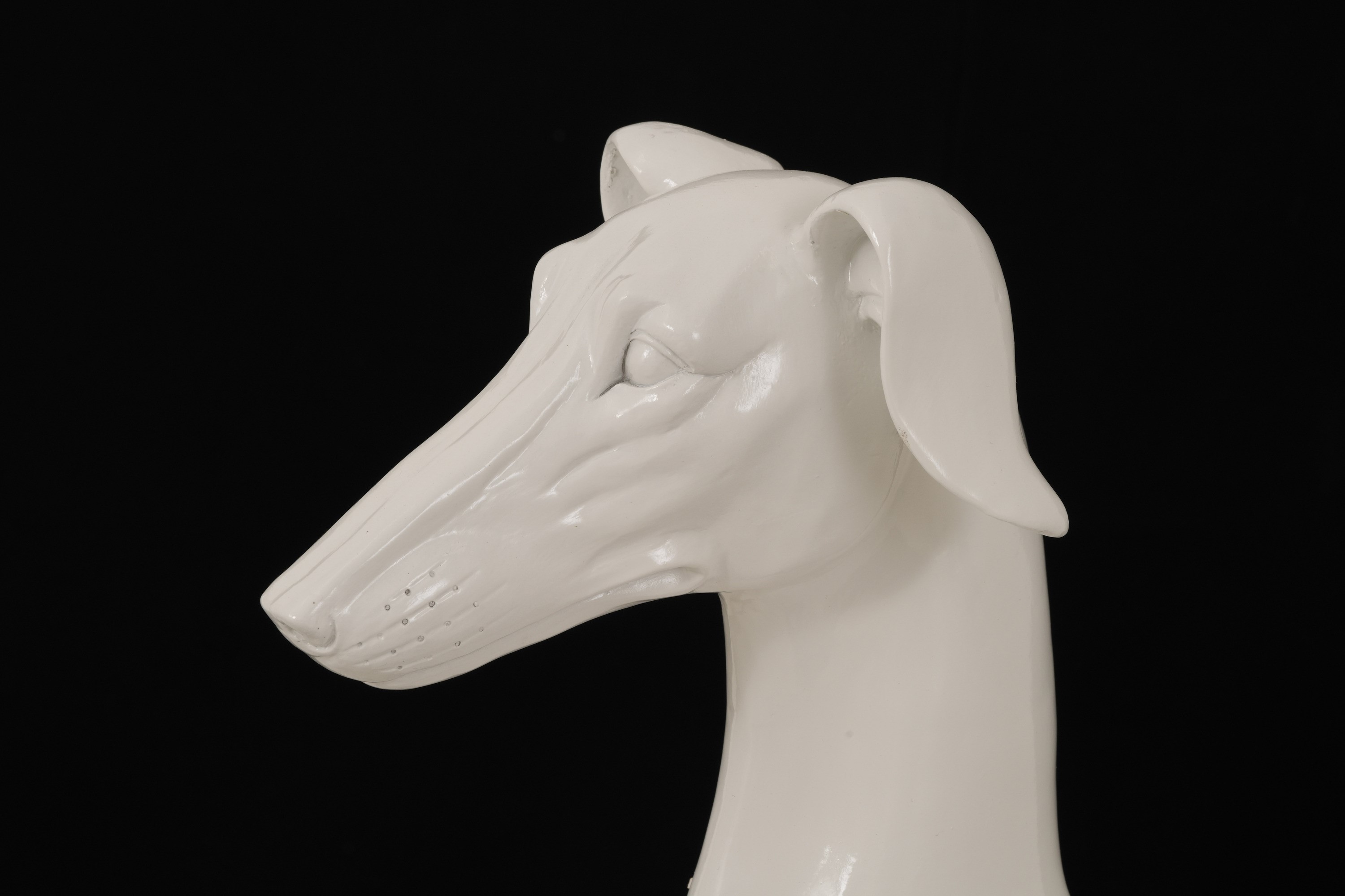 Due sculture a foggia di levriero, materiale plastico