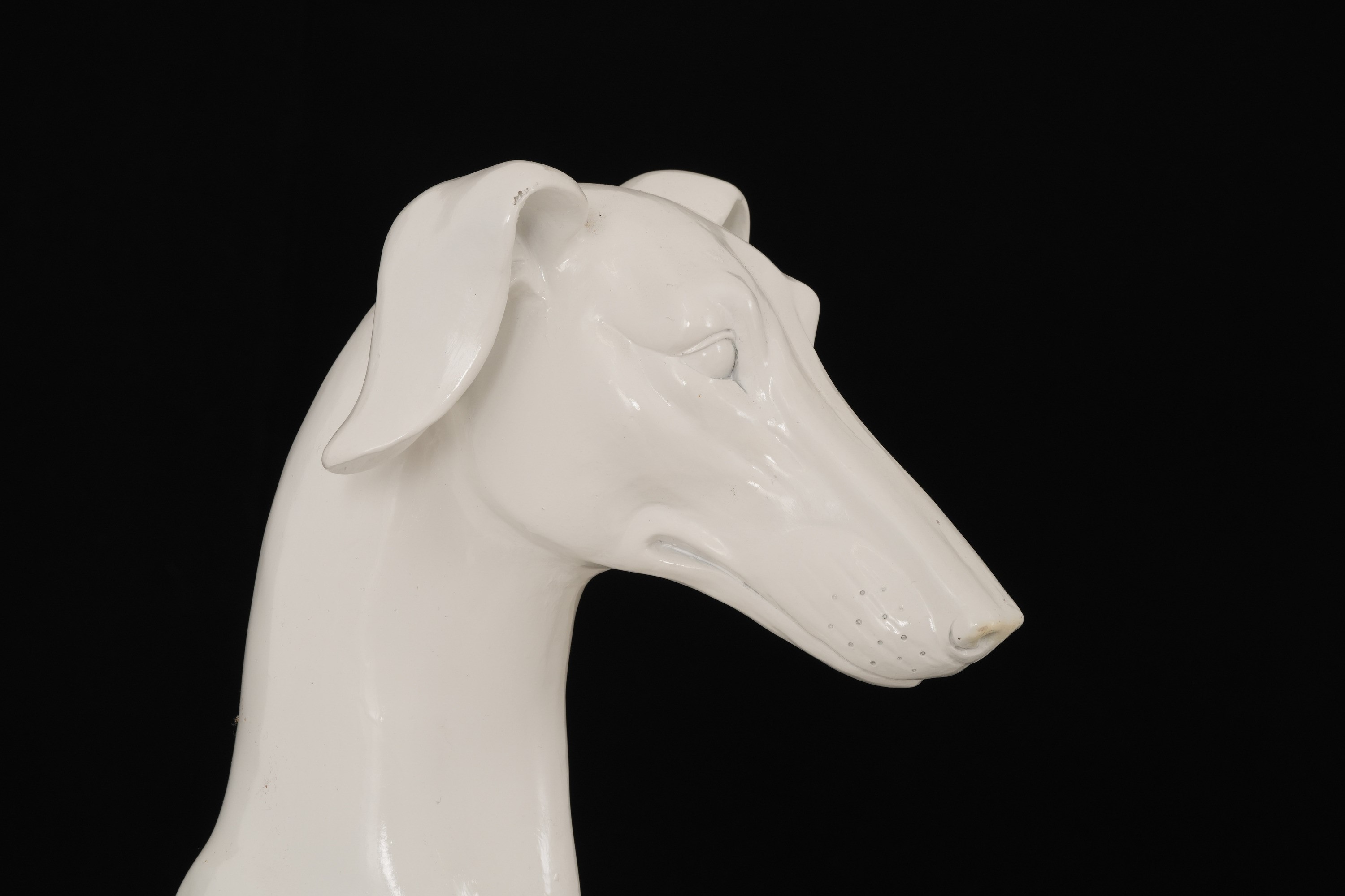 Due sculture a foggia di levriero, materiale plastico