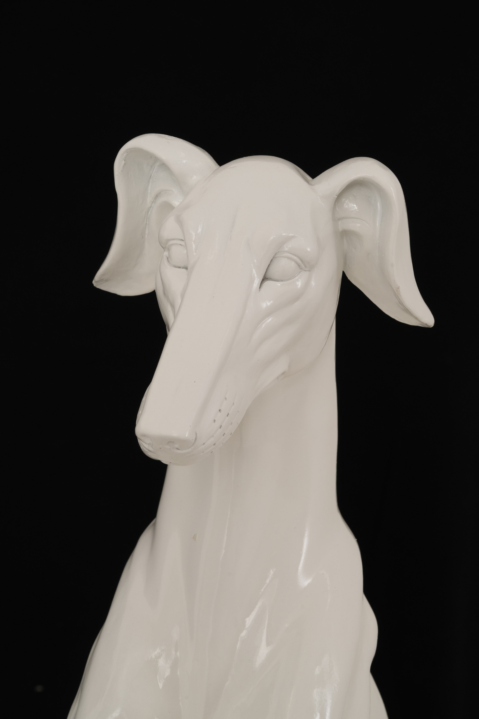 Due sculture a foggia di levriero, materiale plastico
