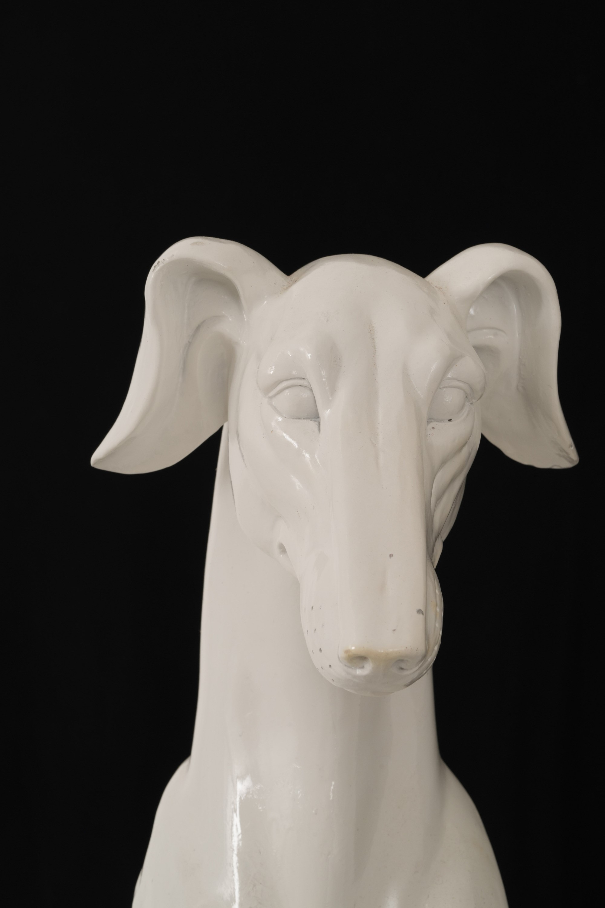 Due sculture a foggia di levriero, materiale plastico