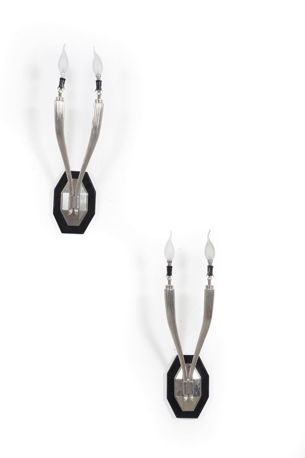 Coppia di appliques in metallo a due luci. XX secolo