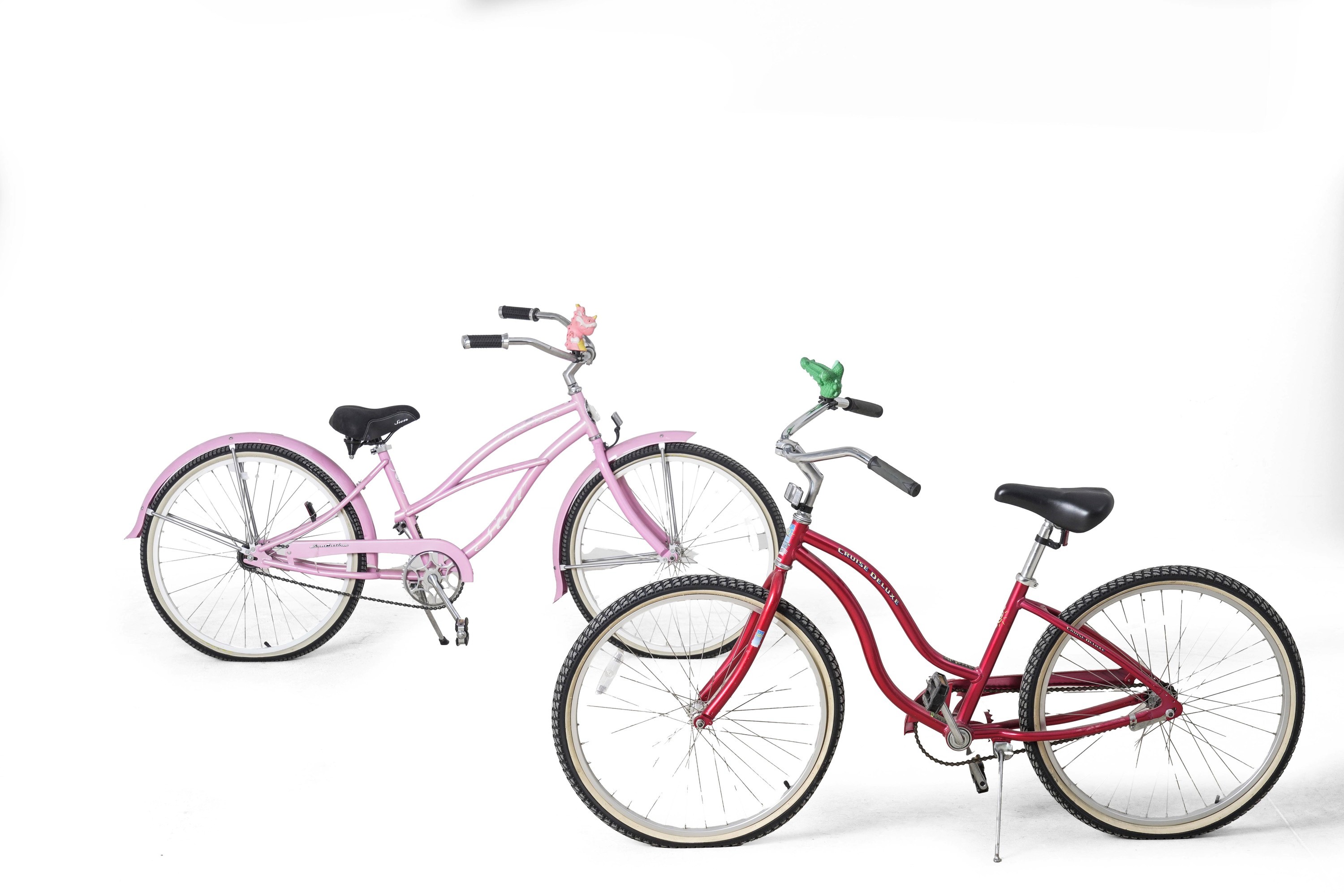 Due biciclette da donna, rosse e rosa, dimensioni variabili