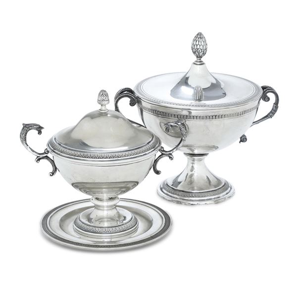 Due coppe biansate. Differenti argenterie italiane del XX secolo