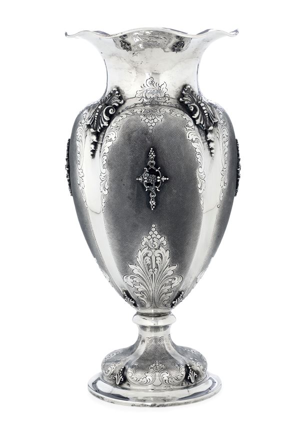 Vaso centrotavola. Argenteria artistica italiana del XX secolo. Argentiere Peruggia & C., Alessandria