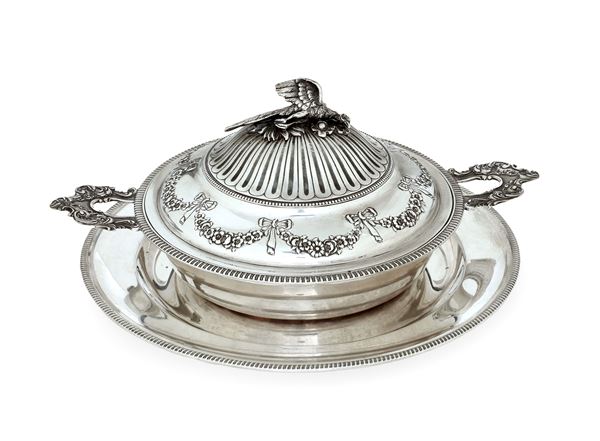 Paiola con piatto. Argenteria artistica milanese del XX secolo. Argentiere Dabbene