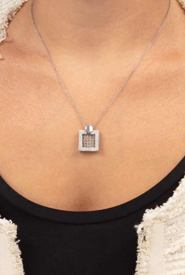 Pendente con pavé di diamanti bianchi e brown