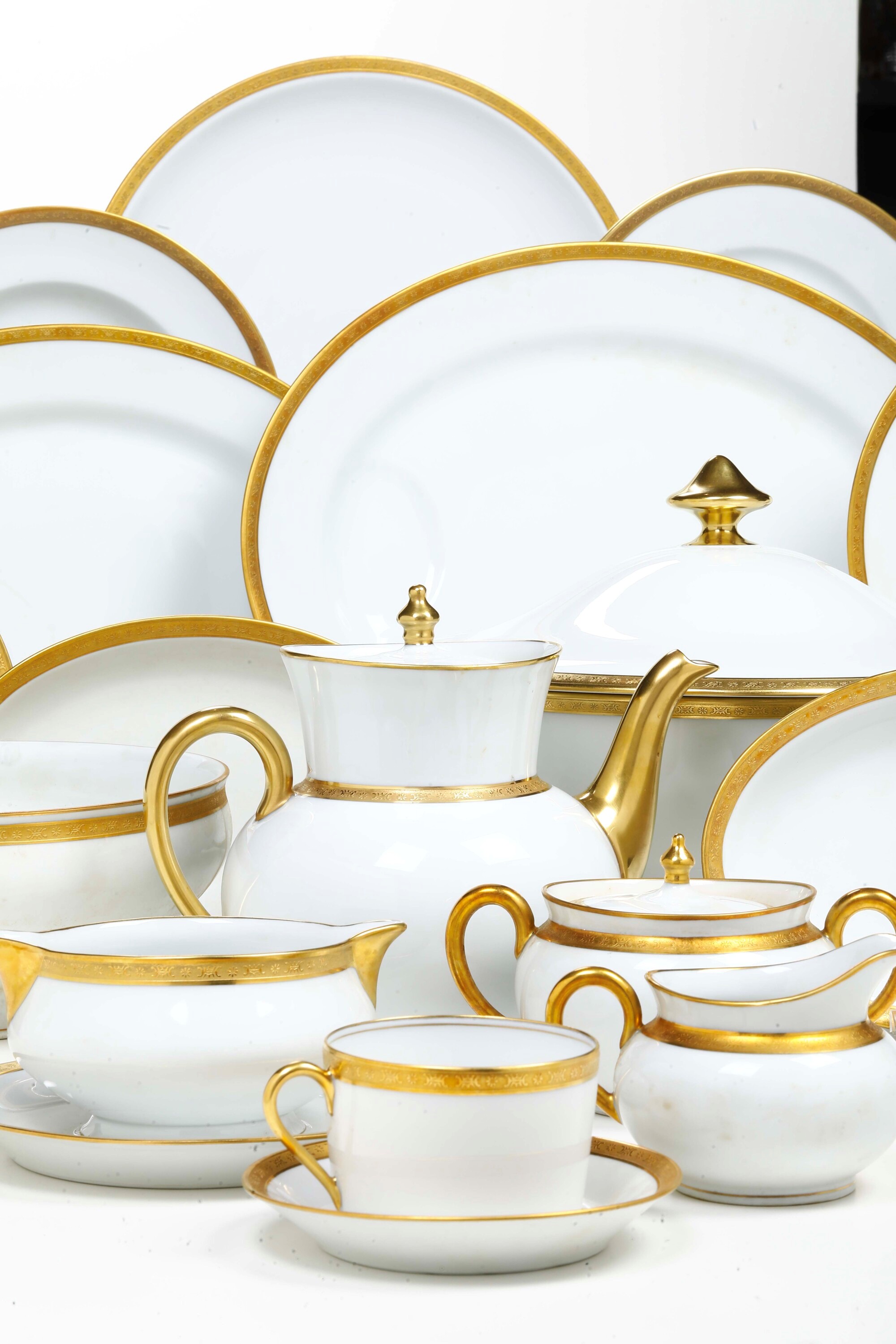 Servizio da tavola “Losange or”. Limoges, Manifattura Haviland, seconda metà XX secolo.