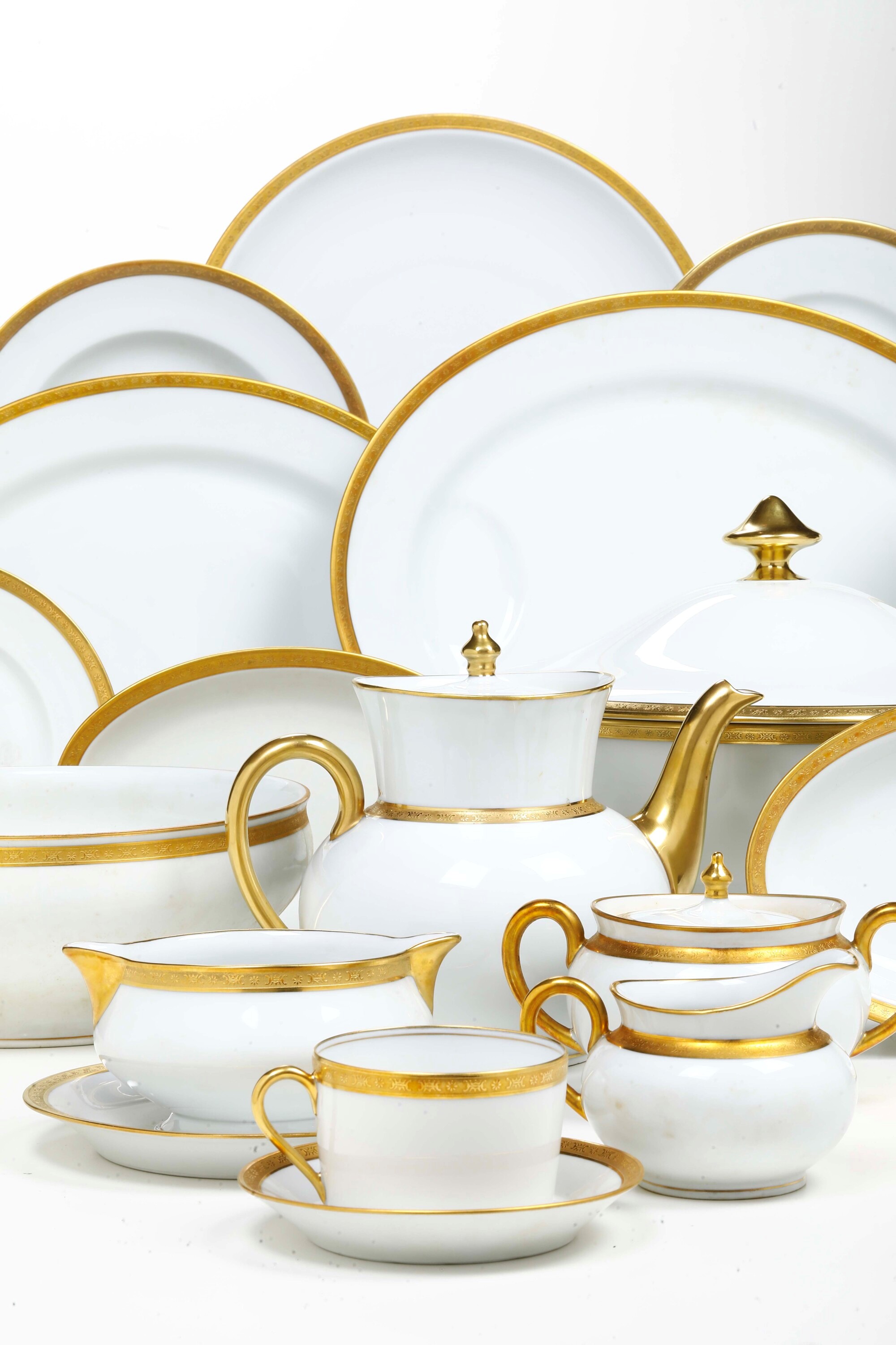 Servizio da tavola “Losange or”. Limoges, Manifattura Haviland, seconda metà XX secolo.