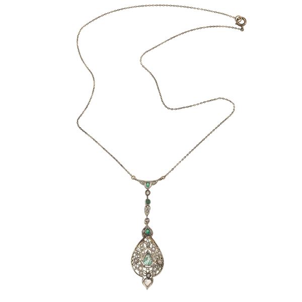 Girocollo con pendente con smeraldi e rosette di diamante