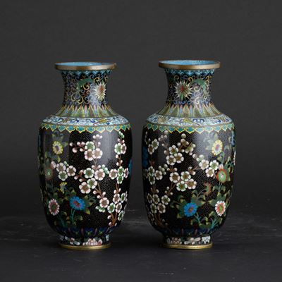 Coppia di Vasi a Smalti Policromi Cloisonné a Motivi Floreali, Cina, XIX Secolo