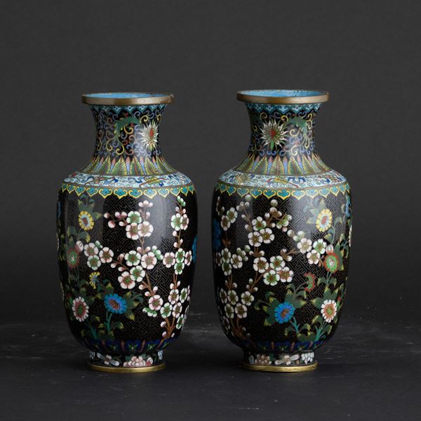 Coppia di vasi a smalti policromi cloisonné a motivi floreali, Cina, XIX secolo