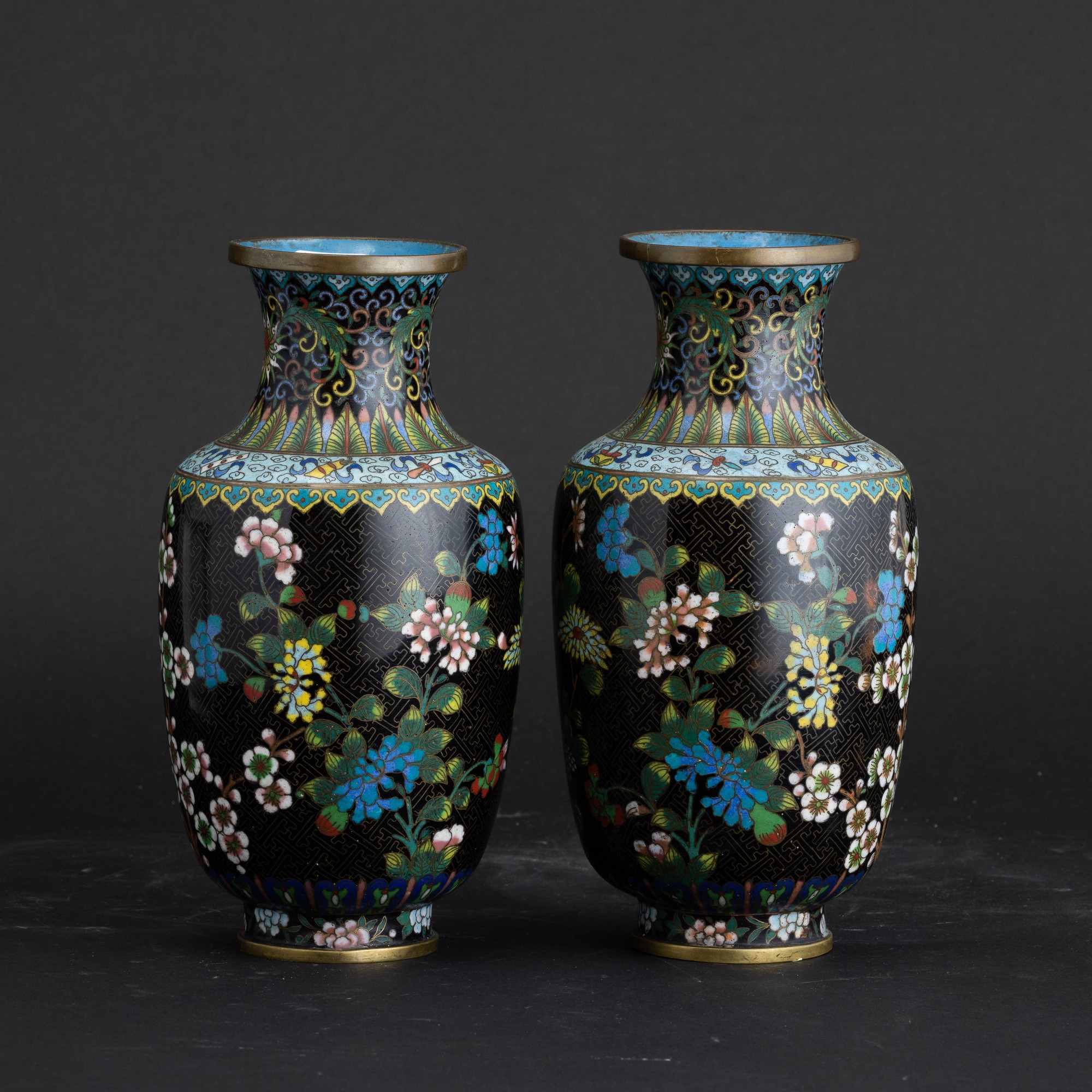 Coppia di Vasi a Smalti Policromi Cloisonné a Motivi Floreali, Cina, XIX Secolo