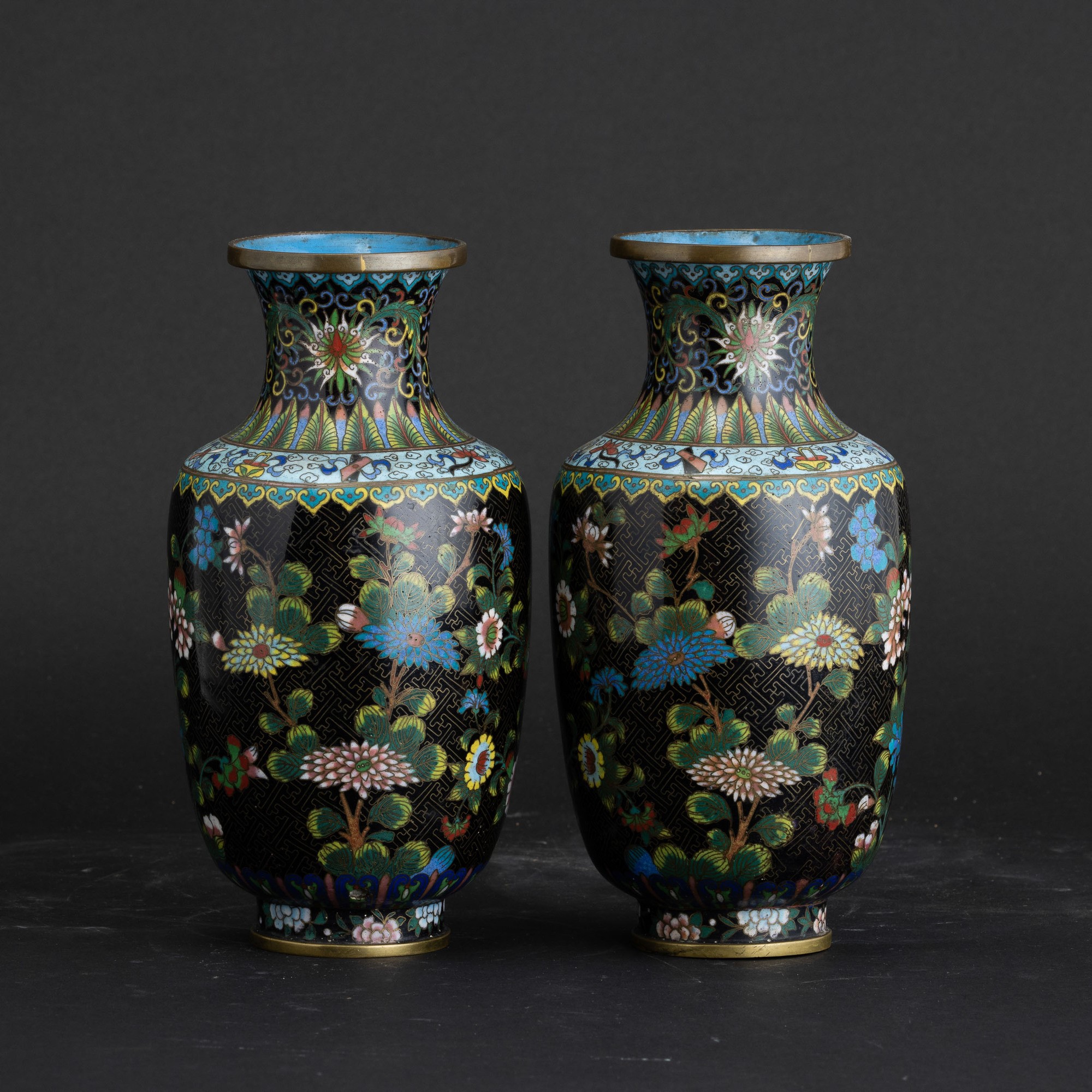 Coppia di Vasi a Smalti Policromi Cloisonné a Motivi Floreali, Cina, XIX Secolo