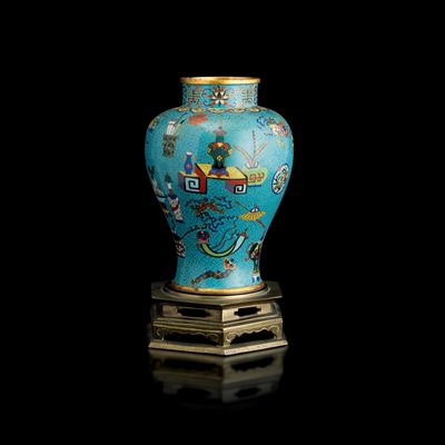Vaso a Smalti Policromi Cloisonné con Elementi Vari a Fondo Blu con Motivi Geometrici Oro, Cina, ...
