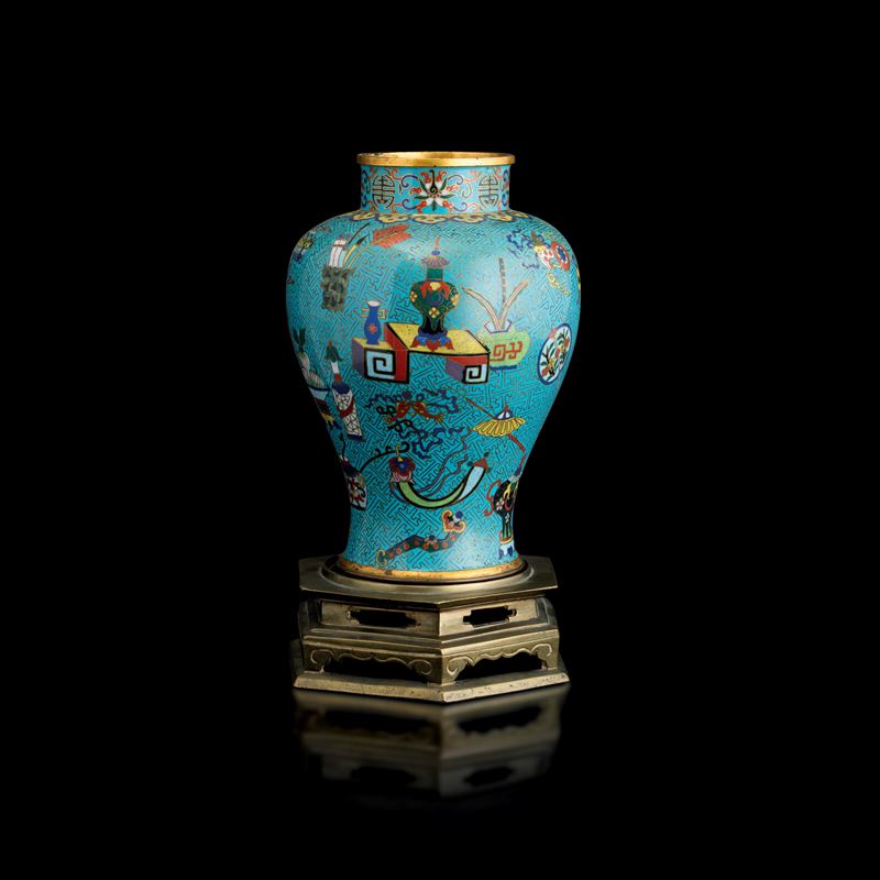Vaso a smalti policromi cloisonné con elementi vari a fondo blu con motivi geometrici oro, Cina, Dinastia Qing, XIX secolo  - Auction Fine Asian Works of Art - Cambi Casa d'Aste