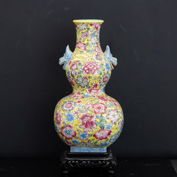 Vaso in porcellana Famiglia Rosa a fondo giallo con motivi floreali e anse a guisa di drago, Cina, Dinastia Qing, XIX secolo