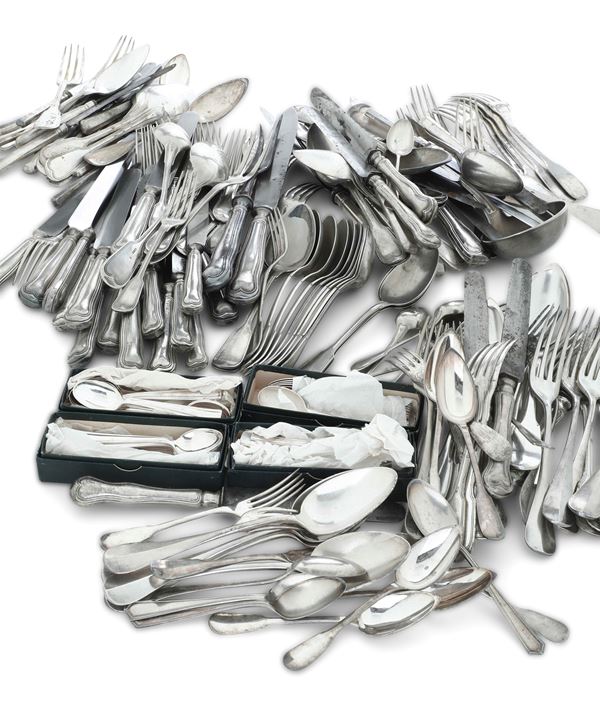 Insieme di posate in metallo argentato