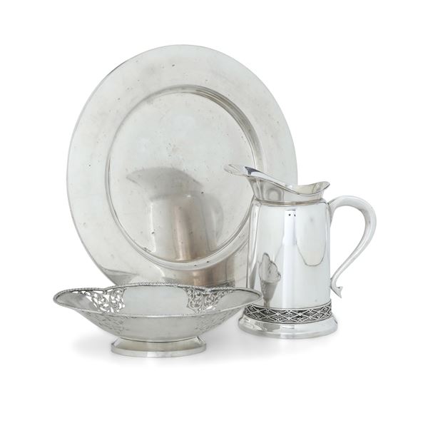 Lotto composto da piatto, brocca e piccola alzata. Differenti argenterie italiane del XX secolo