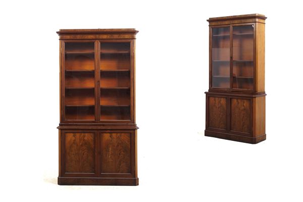 Coppia di librerie doppio corto Luigi Filippo lastronate in radica e piuma di mogano. XIX-XX secolo