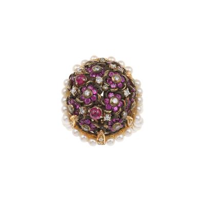 Anello con Diamanti per Ct 0.56, Rubini per Ct 2.91 e Perle