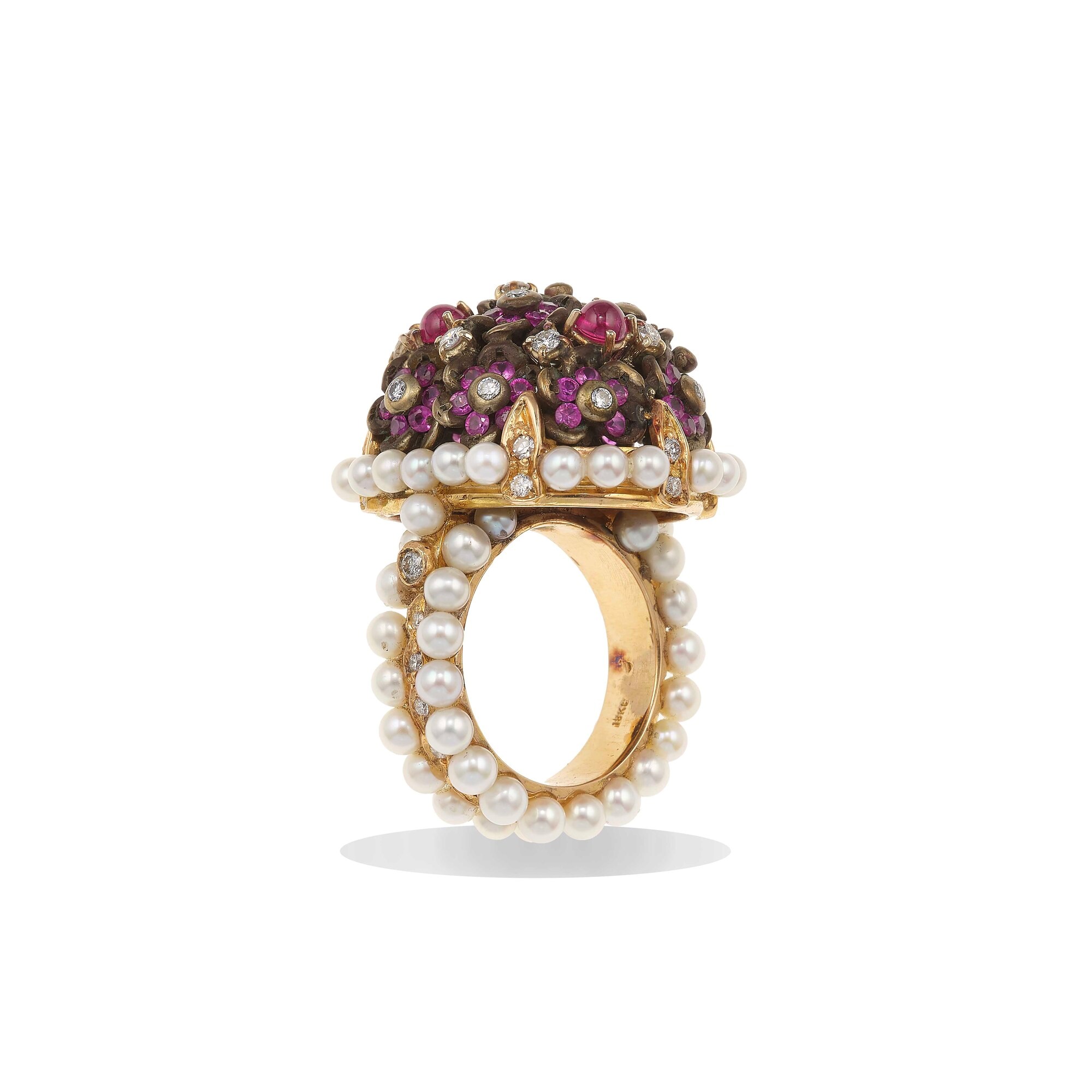 Anello con Diamanti per Ct 0.56, Rubini per Ct 2.91 e Perle