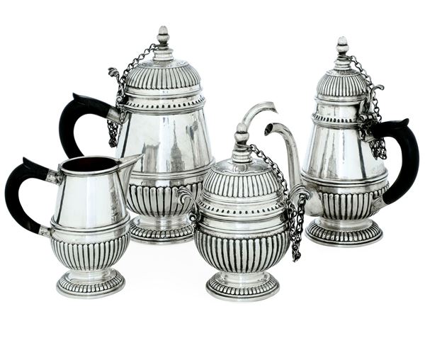 Servizio da tè e caffè. Argenteria artistica milanese del XX secolo. Argentiere Genazzi per gioielleria Masenza, Roma