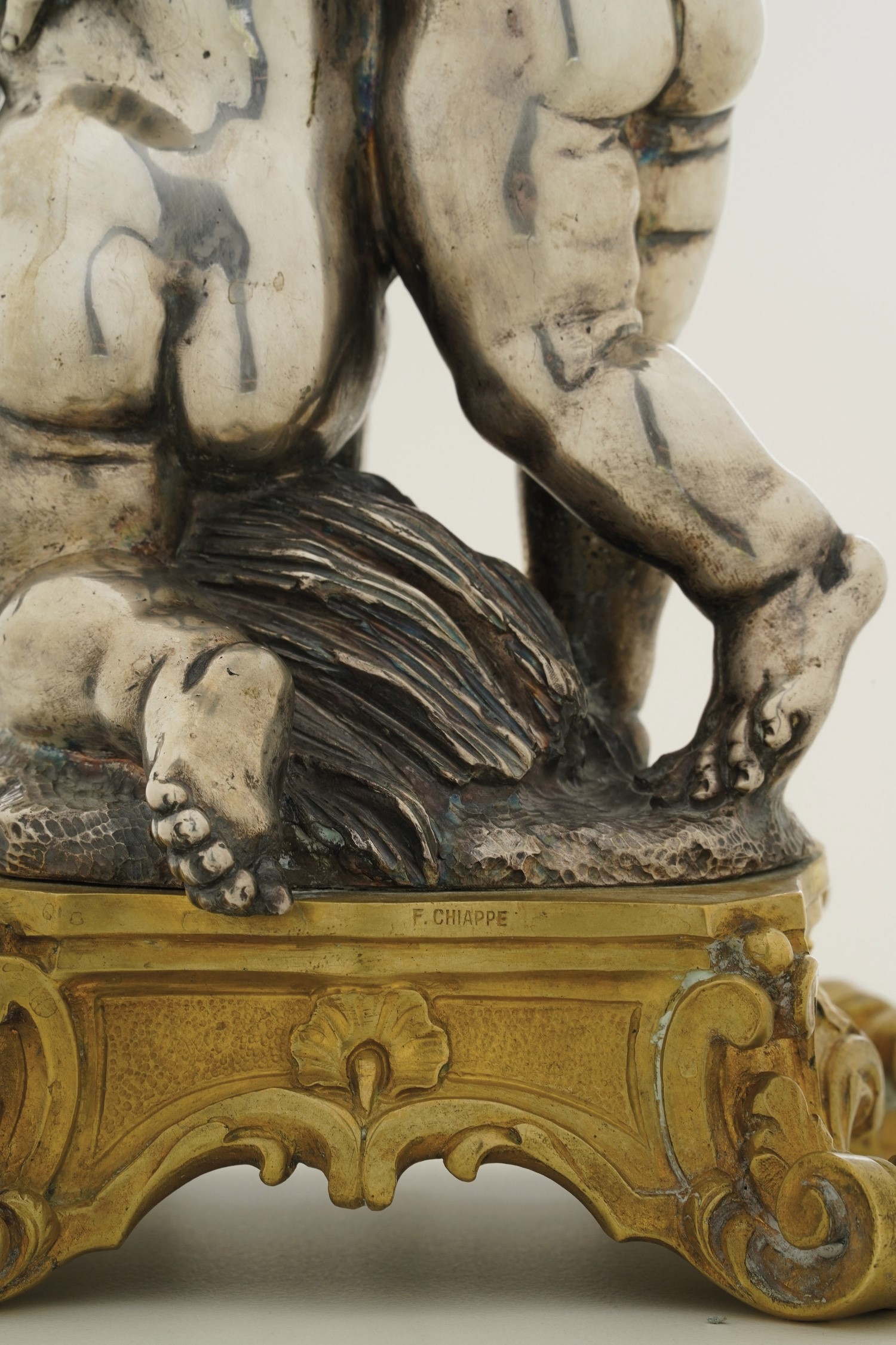 Coppia di Putti che Giocano. Argenteria Artistica Italiana per Gioielleria Chiappe, Genova, Appar...