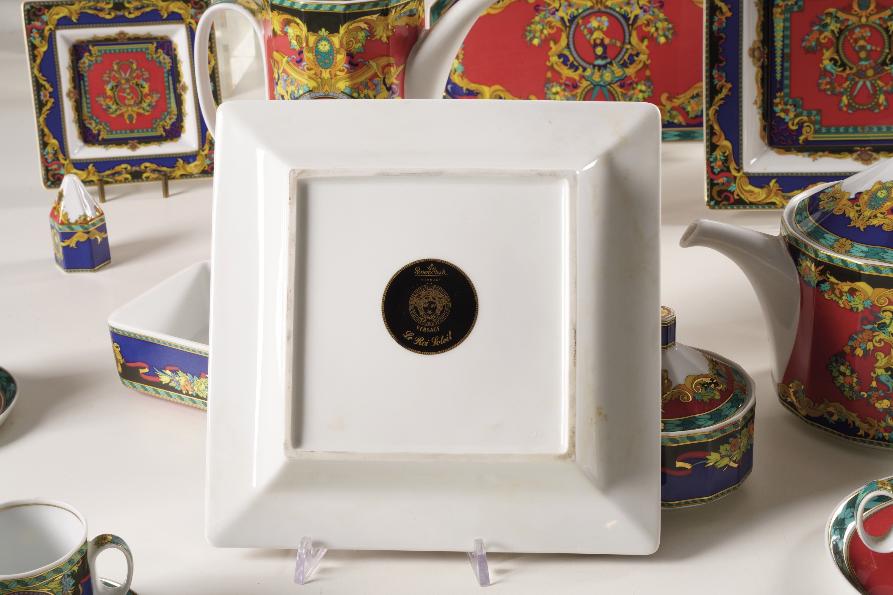 Servizio da Tavola Versace "le Roi Soleil" Germania, Manifattura Rosenthal, Design di Gianni Vers...