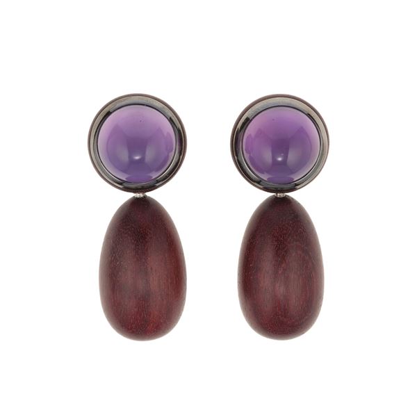Pair of amethyst, wood and gold earrings. Signd Sabbadini