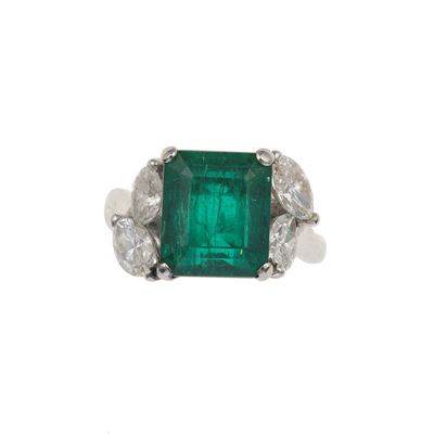 Anello con Smeraldo Colombia di Ct 4.60 Circa e Quattro Diamanti Taglio a Marquise per Ct 1.40 Ci...