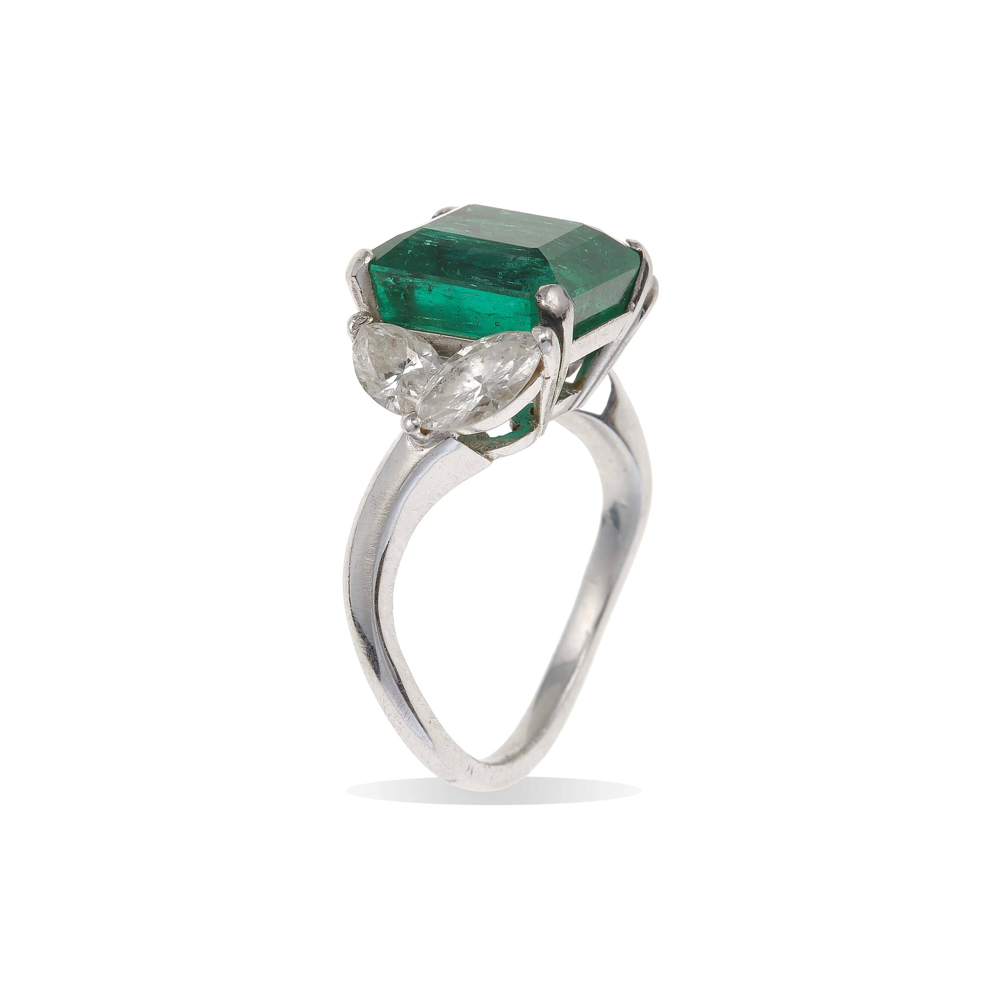 Anello con Smeraldo Colombia di Ct 4.60 Circa e Quattro Diamanti Taglio a Marquise per Ct 1.40 Ci...