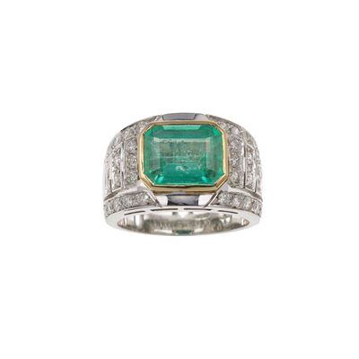 Anello con Smeraldo Colombia di Ct 4.80 Stimati e Diamanti