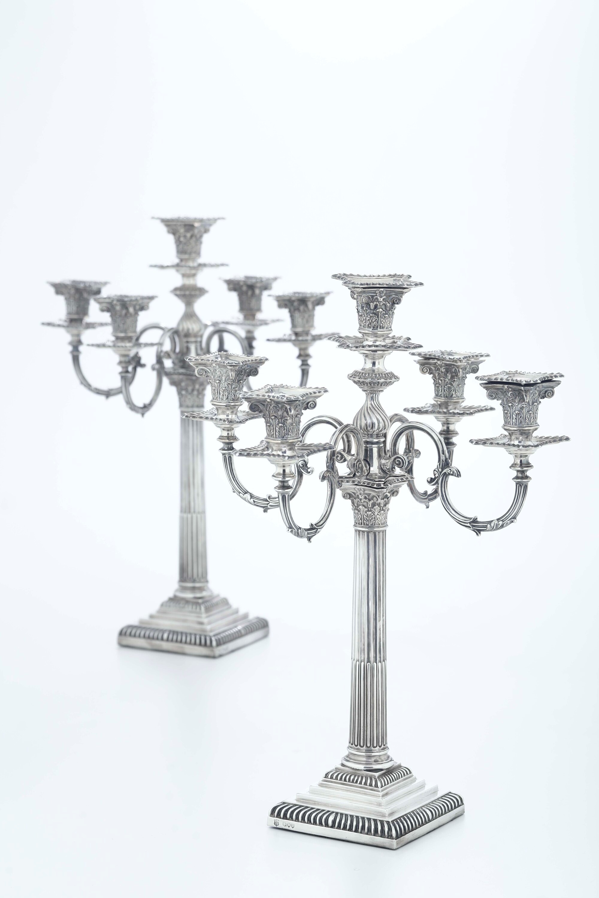 Coppia di Grandi Candelabri a Cinque Fiamme. Londra, 1895. Argentieri William Gibson & Lawrence L...