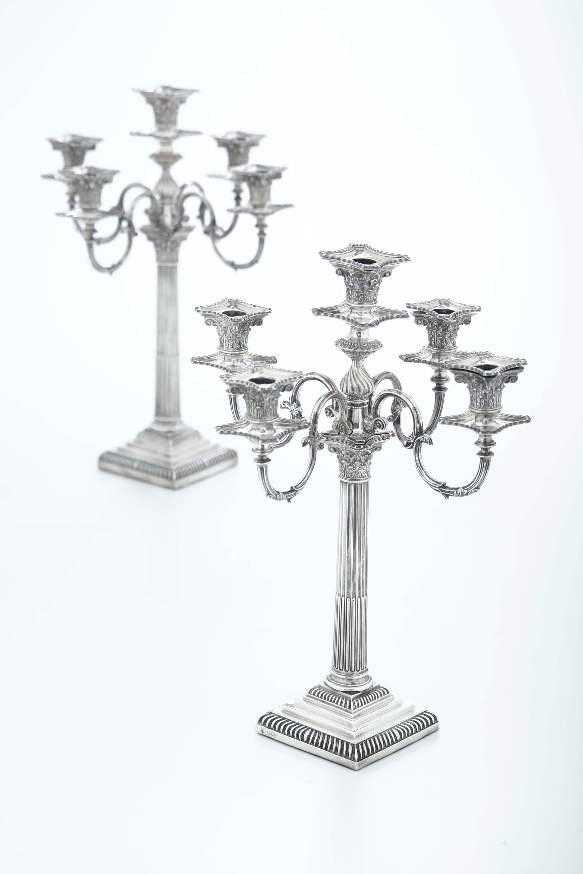 Coppia di Grandi Candelabri a Cinque Fiamme. Londra, 1895. Argentieri William Gibson & Lawrence L...