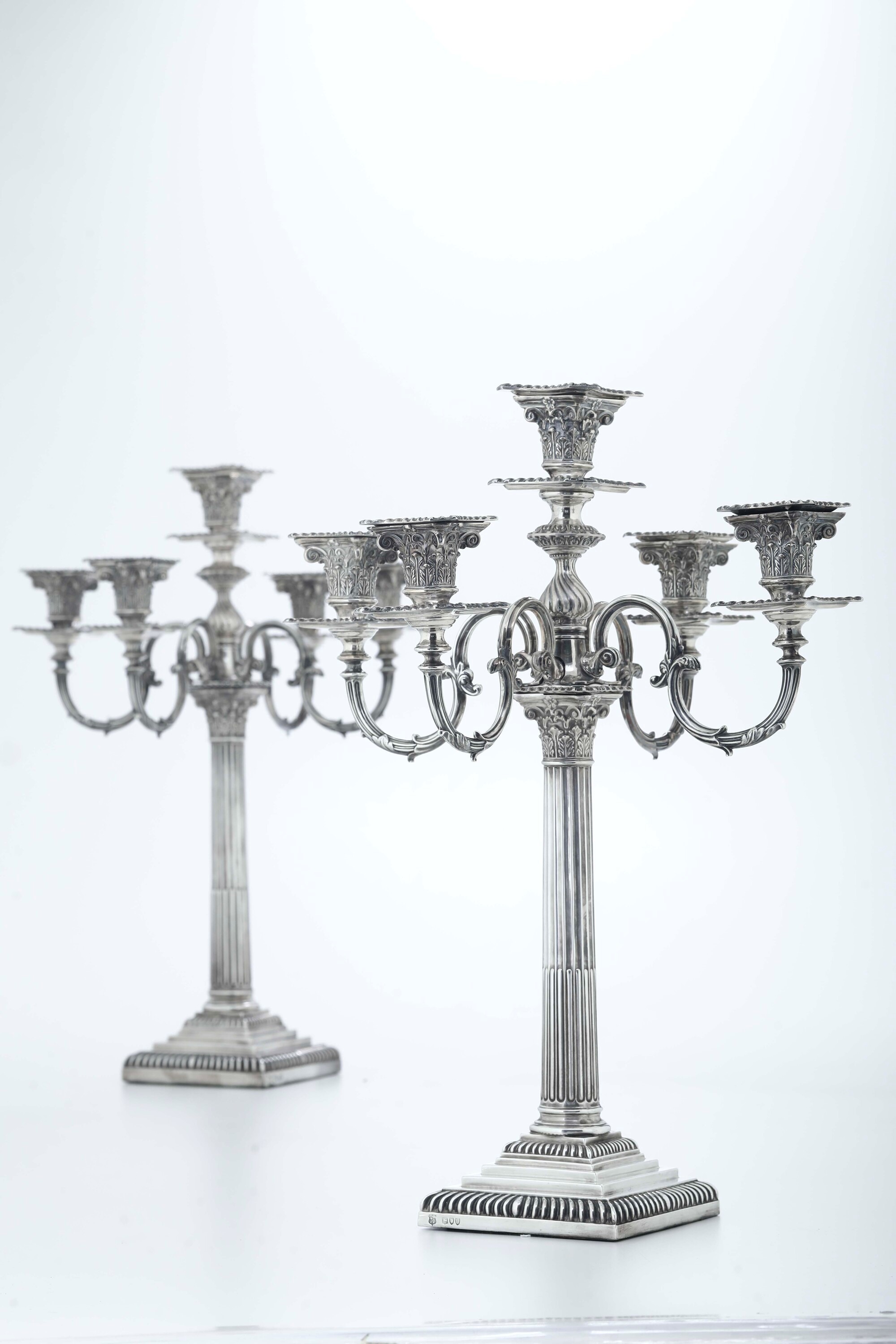 Coppia di Grandi Candelabri a Cinque Fiamme. Londra, 1895. Argentieri William Gibson & Lawrence L...