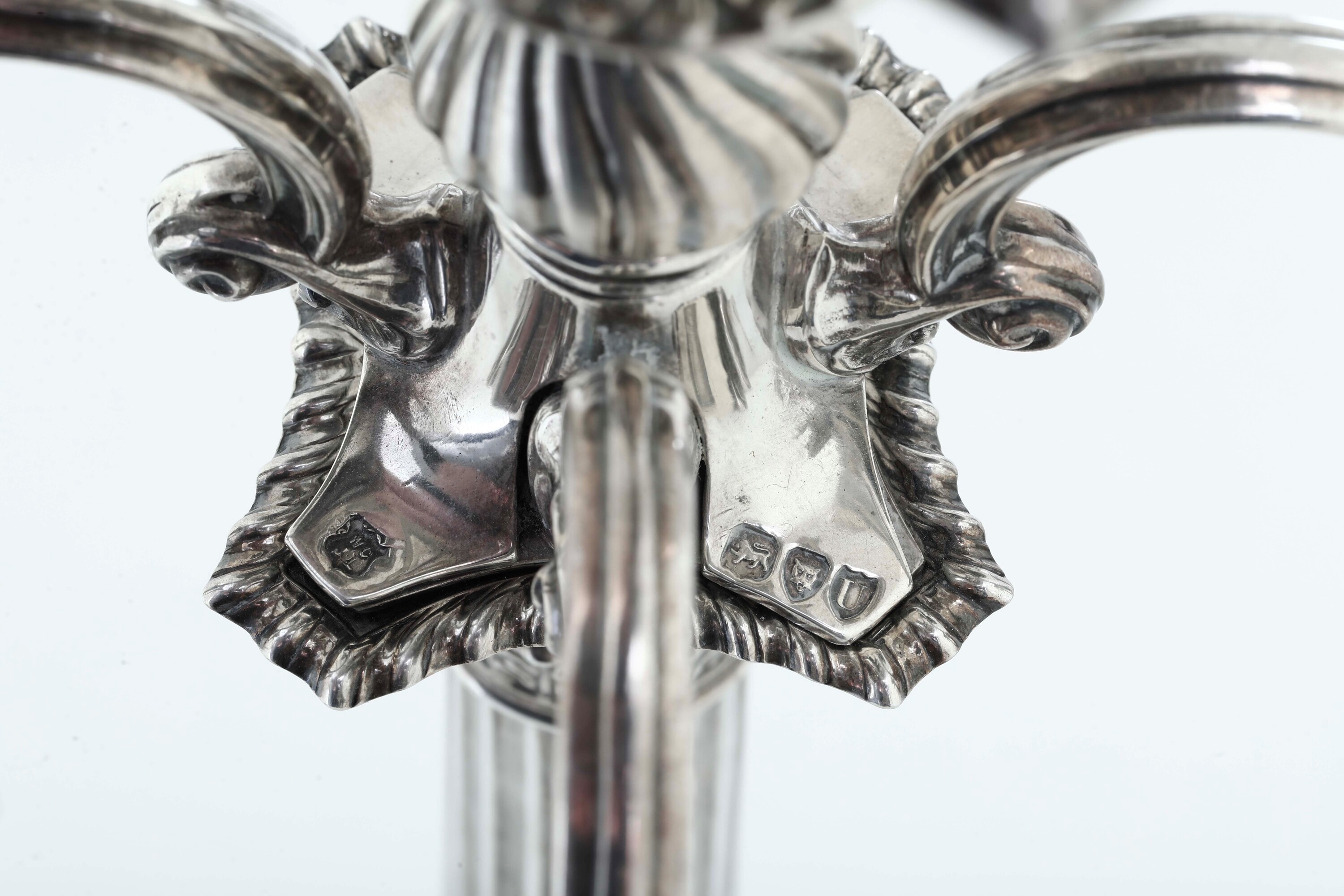 Coppia di Grandi Candelabri a Cinque Fiamme. Londra, 1895. Argentieri William Gibson & Lawrence L...