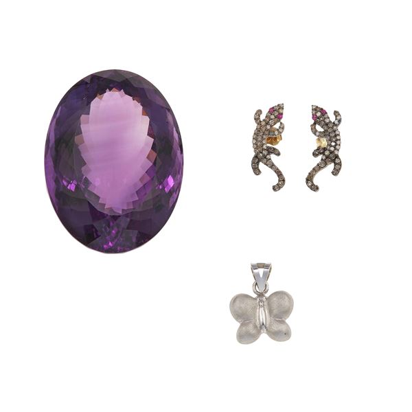 Lotto composto da un pendente "Farfalla", un paio di orecchini "Geco" ed una grande ametista taglio briolette