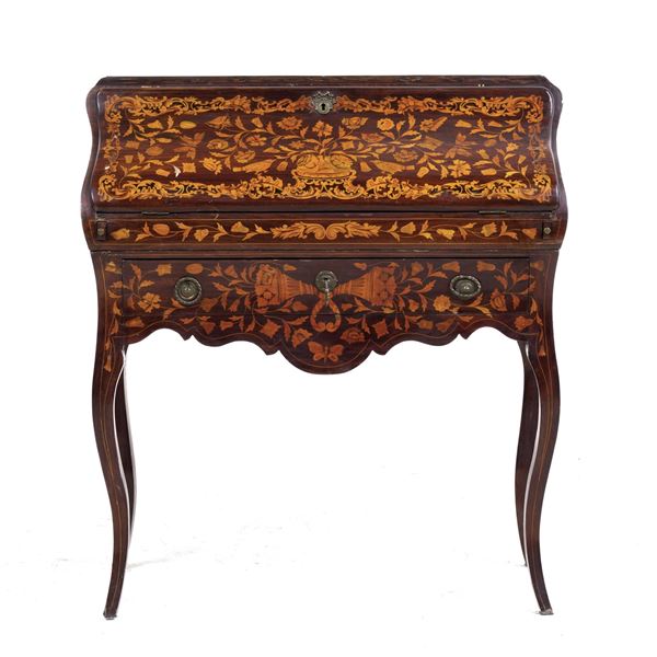 Piccola ribalta in legno intarsiato stile Luigi XV. XX secolo